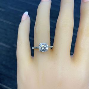 Anillo de compromiso solitario Moissanite corte cojín en oro blanco de 10K - Product Image 2