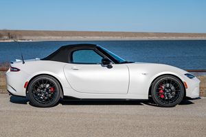 2023 MX-5 Miata Club con bajo kilometraje, motor en buen estado, transmisión, techo solar panorámico, luces LED, listo para enviar - Product Image 4