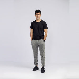 Joggers personnalisés solides 100% coton pour hommes, pantalons de survêtement lavés à l'acide, pantalons de poids moyen unis en éponge française avec fermeture à cordon - Product Image 2