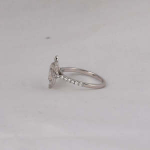 Anillo de compromiso solitario de diamante cultivado en laboratorio de corte esmeralda, Oro Sólido de 18 quilates con pera y acento de corte redondo, anillo de diamantes, regalo para mujer - Product Image 2