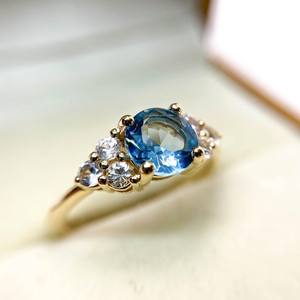 Bague de fiançailles 8mm coupe ronde Aqua Blue CZ en or jaune avec pierres latérales bijoux de promesse classique en gros personnalisé - Product Image 2