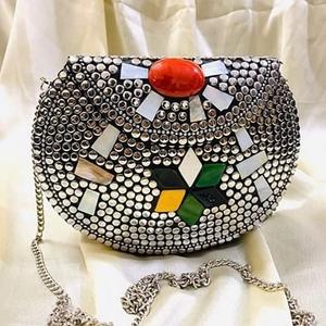 Sacs pour femmes Sacs de luxe en métal et perles de résine Sacs à main pour femmes Party Wear Utilisation disponible au meilleur prix auprès de l'exportateur indien - Product Image 3