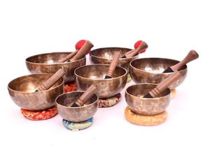 ชามร้องเพลงทิเบตโลหะสำหรับการทำสมาธิเสียงบำบัดรวมถึงเบาะผ้าไหมไม้ตะลุมพุกที่สมบูรณ์แบบสำหรับโยคะและพลังงาน - Product Image 6