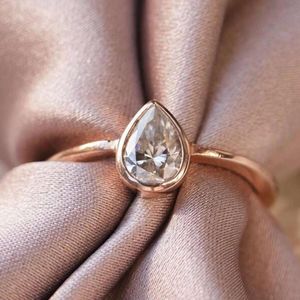 Bague de fiançailles en forme de poire, bague solitaire à taille poire avec sertissage, bague de mariage en forme de poire, bague délicate à taille poire, cadeau d'anniversaire - Product Image 1