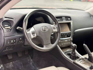 Lexus IS 250C Rojo Usado, Año 2011, Volante a la Izquierda - Product Image 2