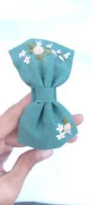 Arcs pour cheveux brodés à la main fabriqués à partir de tissus de lin, idéaux pour les magasins d'accessoires de cheveux pour la revente - Product Image 2