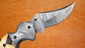 Couteau utilitaire pliant artisanal en acier Damas, pointe biseautée, manche en bois, qualité industrielle, OEM, marque privée, couteau personnalisé - Product Image 3