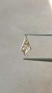 Diamante Cultivado en Laboratorio de Corte Cometa de 0.40 Ct, Color Champán Claro, para la Fabricación de Colgantes, Color Fantasía, Proveedor de Diamantes Sueltos Ecológicos - Product Image 6