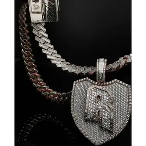 Collier avec pendentif en moissanite baguette en argent 925 personnalisable avec revêtement anti-ternissement et design élégant en treillis - Product Image 1