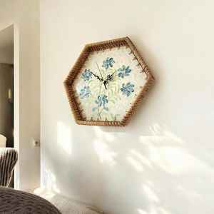 Nouveau design naturel fait à la main en nacre et rotin horloge murale pour décoration murale et cadeau pour maman fabriqué au Vietnam fournisseur - Product Image 5