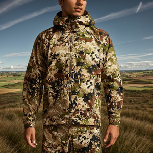 Chaqueta de caza al aire libre definitiva con diseño de camuflaje aislado y tela repelente al agua ideal para aventuras en el campo - Product Image 1
