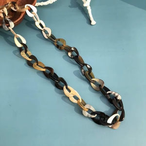 Collier de luxe en corne de buffle fait à la main, bijoux naturels et durables pour femmes, haute qualité - Product Image 1