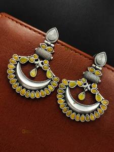 Pendientes de plata Chandbali, tachuelas colgantes de latón ligero, ropa de fiesta informal para niñas con estilo, regalo perfecto con piedra principal de perla - Product Image 3