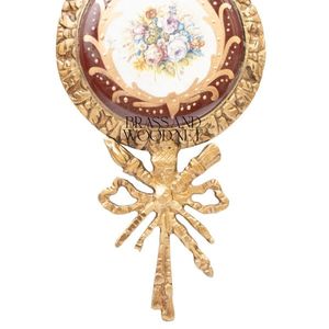 Marco adornado decorativo de latón antiguo con ramo de flores de porcelana pintura fondo rojo diseño de cinta decoración del hogar vintage - Product Image 3