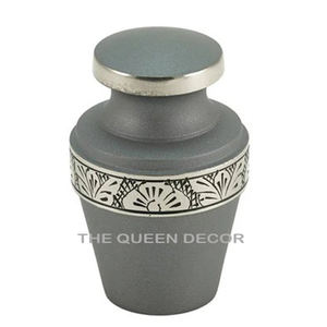 Urne funéraire en laiton de haute qualité avec support et or belle conception de gravure et couleur noire finie - Product Image 3