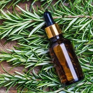 Huile Essentielle de Romarin Nourrissante et Hydratante pour Cheveux Abîmés, Secs et Bouclés, à base de Gingembre, Herbes, Huile d'Arbre à Thé, Kératine et Huile de Coco, Végétalienne - Product Image 4