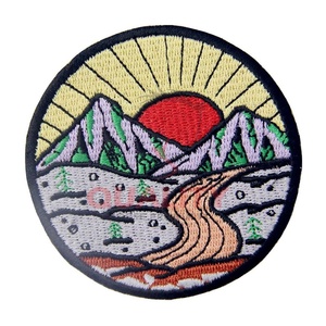 Design personnalisé Écusson Brodé Insigne OEM Service Bonne Qualité Meilleur Fabricant Tissu Écussons Brodés Vente en Gros - Product Image 1