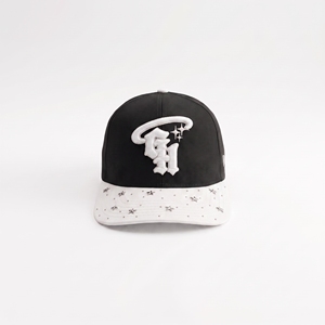 Gorra unisex de 6 paneles con logo bordado en 3D/PUFF y diamantes de imitación y estrellas en el borde, con tamaño ajustable. - Product Image 1