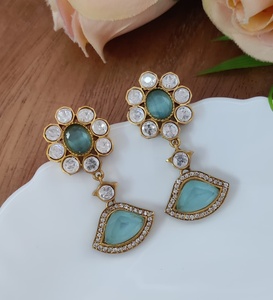 Boucles d'oreilles de qualité supérieure Monalisa et Moissanite pour femmes, parfaites pour les soirées, dernier design, boucles d'oreilles pendantes, port minimal - Product Image 4