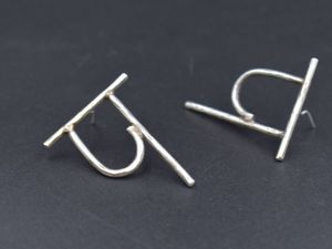 Boucles d'oreilles tendance en acier inoxydable avec mot hindi populaire personnalisé Boucles d'oreilles en argent doré pour femmes - Product Image 5