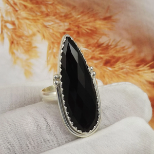 Bague élégante en argent sterling 925 avec pierre de naissance de décembre en onyx noir, serti de diamants taille poire classique pour mariage - Product Image 1