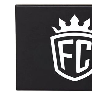 Cartera Delgada Bifold de Cuero Sintético Negro con Grabado, con Múltiples Ranuras para Tarjetas y Compartimento para Efectivo para Uso Diario - Product Image 6