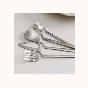 Ensemble de couverts en métal au design fait à la main maison hôtel restaurant vaisselle restauration service ensemble de couverts en métal plaqué argent au design unique - Product Image 1