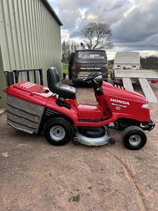 Tractor cortacésped a gasolina HF 2417 HTE premium de 102 cm (40 pulgadas) con motor OHC V-Twin de 530 cc, diseñado para céspedes de hasta 1,5 ha. - Product Image 3