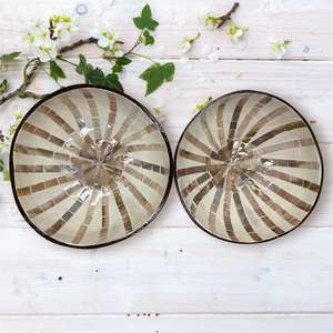 Ensemble de 2 bols en noix de coco laqués peints à la main, design organique unique avec logo personnalisé jetable pour les marques sur Offre Spéciale - Product Image 4