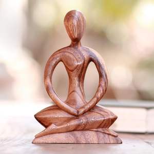 Escultura de yoga meditativa hecha de madera natural de suar que muestra una postura sentada, ideal para salas de yoga y entornos espirituales. - Product Image 6
