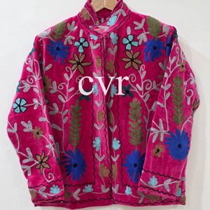 Manteau de luxe pour femme en velours Suzani fait main, brodé à la main, éco-responsable, style bohème d'hiver, vêtement d'extérieur ouzbek, idéal pour les fêtes - Product Image 1