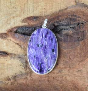 Colgante Ovalado de Charoita Hecho a Mano, Plata de Ley 925, Joyería con Piedras Preciosas, Elegante Collar para Mujer, Regalo - Product Image 1