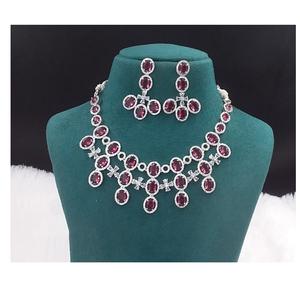 Accesorios de moda de diseño único, conjunto de collar y pendientes de piedra AD para colección de joyería Nupcial Étnica a la venta - Product Image 1