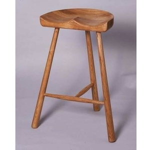 Tabouret en bois fonctionnel parfait pour les chambres d'enfants et les aires de jeux offrant confort et design élégant en bois - Product Image 1
