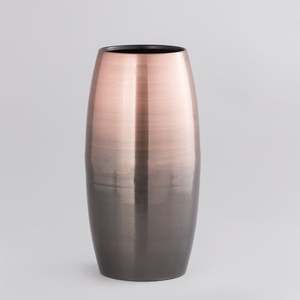 Vase à fleurs en métal aluminium argenté de luxe et conçu martelé contenant des fleurs séchées pour la décoration de la maison et du salon vase en métal - Product Image 5