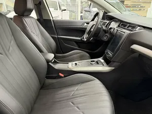 2022 DUNFENG Fkag Sedan AWD Lithium <b>Battery</b> R18 Tires Double Drive Motor Leather Seats Rear <b>Camera</b> Panoramic Sunroof LED - Product Image 5