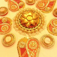 Porte-bougie Rangoli vibrant en aluminium avec fleurs artificielles écologiques – Collection AARNA – Décorations traditionnelles indiennes pour la maison