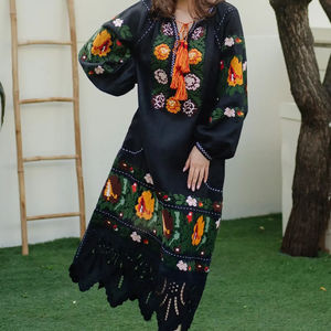 Dernières robes de créateurs ukrainiens pour femmes Broderie à la main sur lin noir Motif solide Longueur maxi à la mode pour l'automne - Product Image 1