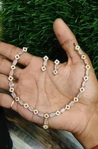 Elegante conjunto de collar y aretes con corte de diamante y diseño floral, con piedras espaciadas uniformemente. - Product Image 3