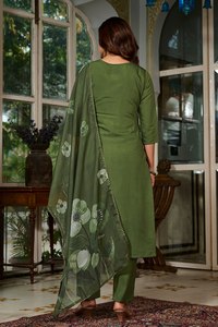 Lancement de la nouvelle collection de kurtas de fête pour femmes, avec pantalon et dupatta, en tissu viscose chanderi brodé, réversible - Product Image 6