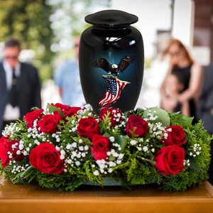 Urna de cremación de aluminio grabada personalizada hecha a mano, acabado elegante con tapa segura, alta demanda para cenizas humanas conmemorativas - Product Image 2