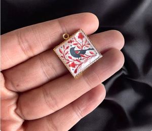 Colgante de pájaro clásico de calidad asegurada, joyería de latón inspirada bonita con piedra de circón, precio razonable, fabricante de la India para regalo - Product Image 1