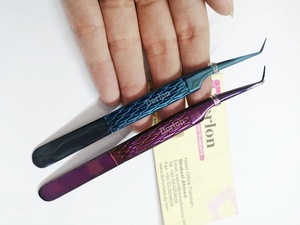 Pinzas profesionales para pestañas Acabado en plasma Agarre de diamante Logotipo personalizado de acero inoxidable Pinzas para pestañas clásicas y de mega volumen - Product Image 3