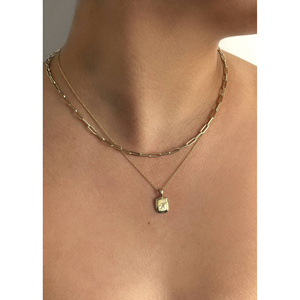 Colgante Fino Maeve con Forma de Cojín, Accesorio Deslumbrante para Colecciones de Joyería - Product Image 3