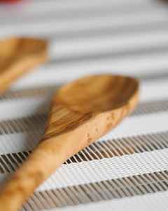 Elegante cuchara larga de madera diseñada para remover con suavidad, duradera, ecológica y perfecta para el uso diario en la cocina. - Product Image 2