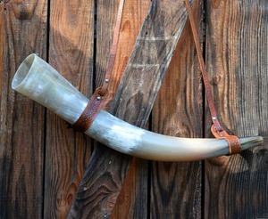 Corne Viking polie avec bandoulière en cuir gaufré marron. par crescent crafts - Product Image 1