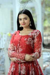 ชุดเดรสดีไซเนอร์เป็นเสื้อผ้าหรูหราที่ถือเป็นคุณภาพสูง ผลิตจากผ้าจอร์เจียต์เทียมพิมพ์ลายดอกไม้ ประดับด้วยงานปักดิ้นทอง - Product Image 6