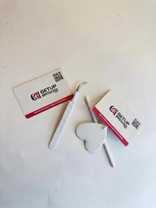 Pince à cils blanche personnalisable avec logo et miroir cœur pour extensions de cils – Précision élevée, acier inoxydable, manche à grille diamantée pour volume - Product Image 4