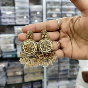 Dernières boucles d'oreilles indiennes plaquées or à la mode, vente chaude, style ethnique, bijoux en zircon pour femmes, accessoires en perles - Product Image 1