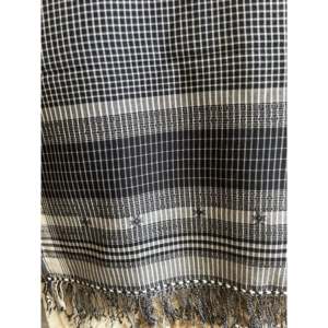 ผ้าพันคอผ้าฝ้ายทอมือลายตารางขาวดำแบบชนเผ่า - Product Image 1